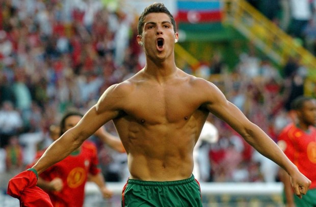 Ý nghĩa các màn ăn mừng của Cristiano Ronaldo: Từ động tác 'SIUUU' nổi tiếng đến việc tri ân người cha quá cố - Ảnh 3.