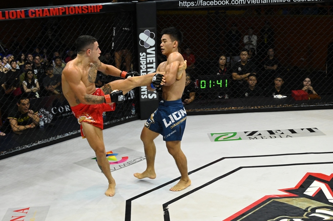 LION Championship 17: Trần Ngọc Lượng chiến thắng đối thủ Brazil bằng đòn giã gạo - Ảnh 2.