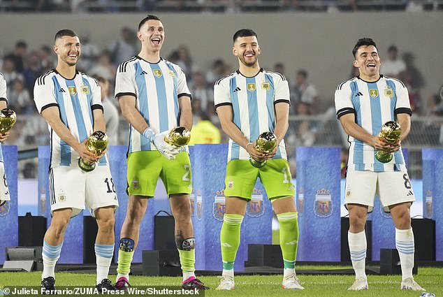 Thủ môn Argentina tái hiện lại màn ăn mừng 'thô lỗ' tại World Cup khiến CĐV phải ôm mặt xấu hổ - Ảnh 3.