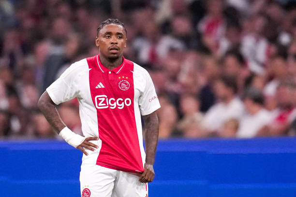 Ajax Amsterdam đã chính thức bán cầu thủ chạy cánh Steven Bergwijn cho CLB Al-Ittihad của giải VĐQG Ả rập Xê út