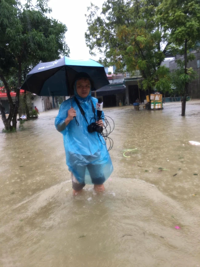 79 năm TTXVN: Phóng viên thường trú trong cuộc chiến với bão số 3 - Ảnh 6.