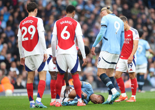 Rodri chấn thương nặng, phải rời sân sớm ở đại chiến Man City vs Arsenal - Ảnh 1.