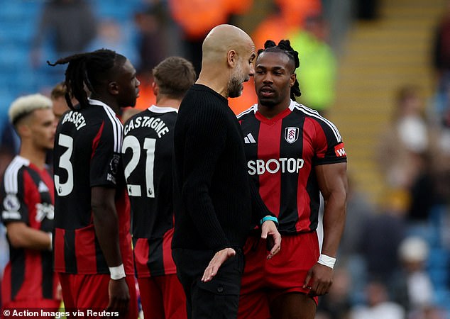 Guardiola gây sốt với hành động quá sức tận tâm, 'dạy bảo' cả... đối thủ - Ảnh 2.