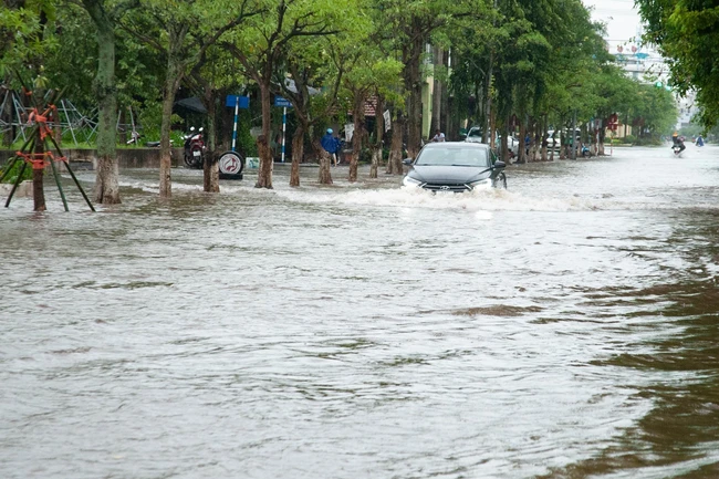 Thời tiết ngày 16/10: Vùng núi phía Bắc và Trung Bộ có mưa rất to, nguy cơ lũ quét, sạt lở đất - Ảnh 1.